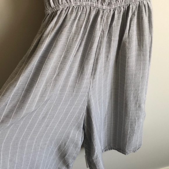 Light gray with white pattern flows romper - Picture 3 of 8